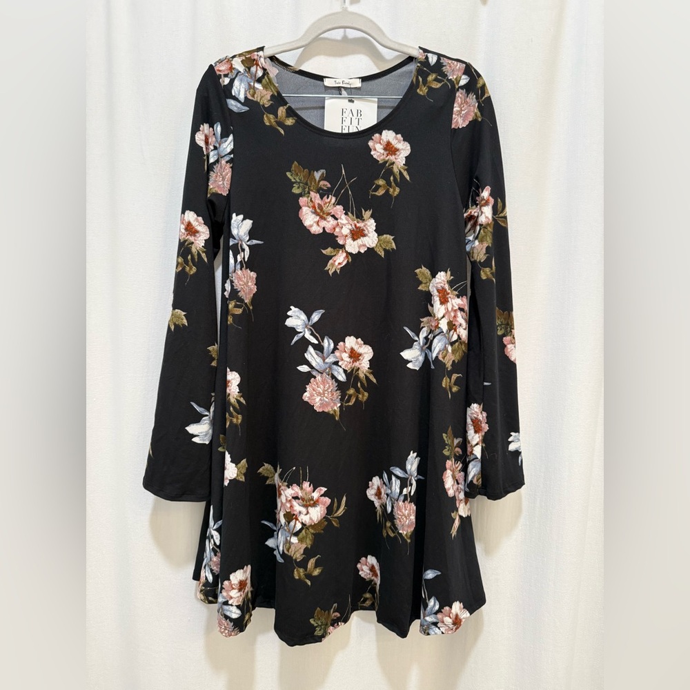 NWT. Tres Bien Floral Bell Sleeve Dress, size S